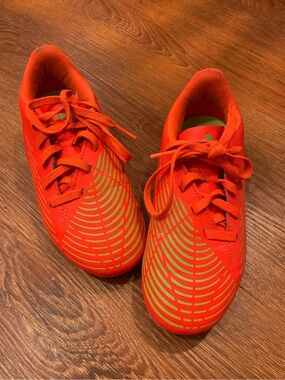 ADIDAS Kids Size 1 Predator Edge.4 Flexible Ground Soccer Cleats Neon Orange